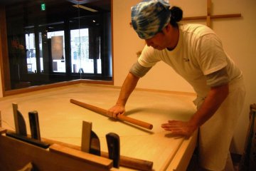Final touch to the round shape of dough nicely spread out