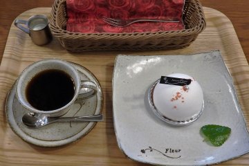 The shop/cafe is open from 10am to 9:30pm.