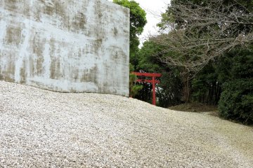 Torii merah kecil