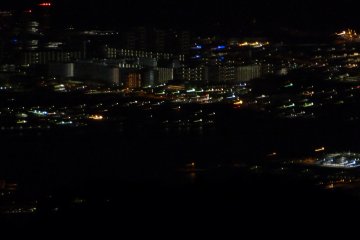 Vue nocturne depuis la terrasse du jardin