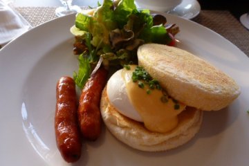 Le petit déjeuner préparé spécialiement à notre attention à l'hôtel