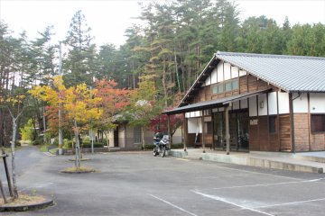 Facilities near the parking lot