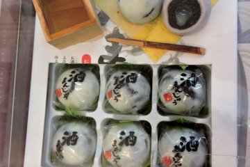 Sake flavored manju cakes