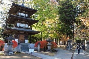 Une pagode à trois étages