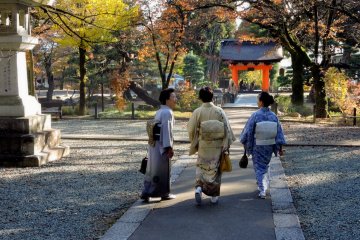Un trio de femmes en kimono
