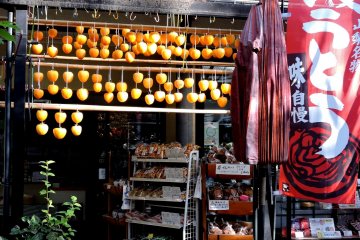 Des kakis en train de sécher devant le magasin de souvenirs