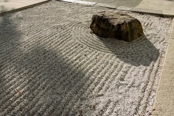 Un petit jardin sec ratissé