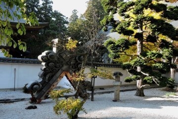Une ancienne décoration de toit dans le jardin