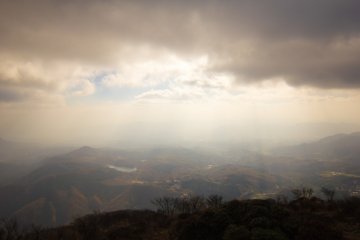 Cahaya matahari menerobos awan