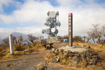 Puncak Gunung Tsurumi!