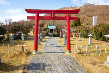 Gerbang torii yang cantik di area puncak gunung
