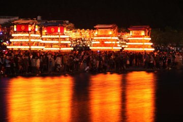 <p>Puncak Festival Saijo di samping Sungai Kamo</p>
