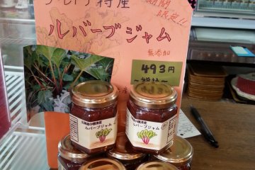 des pots de confiture de rhubarbe (en quantité limitée)