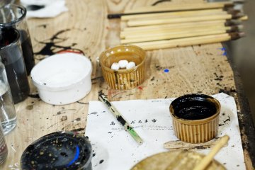 Tinta dan kuas untuk melukis