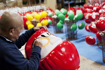 Menambahkan detil dalam boneka Daruma