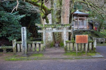 A small shrine beside the main hall
