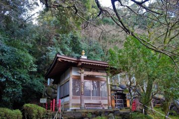 There are many smaller temple buildings around the grounds