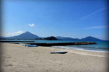 <p>Au loin, on peut apercevoir les montagnes qui dominent la baie &nbsp;</p>