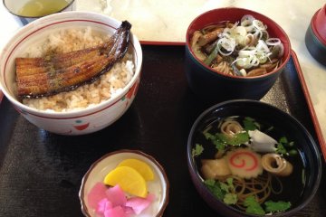 Belut bakar adalah makanan lezat yang ditemukan di Narita Omotesando