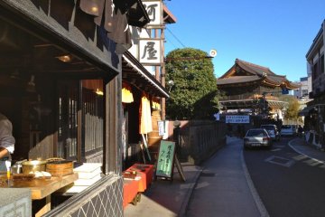 Koki menyiapkan makanan di Narita Omotesando