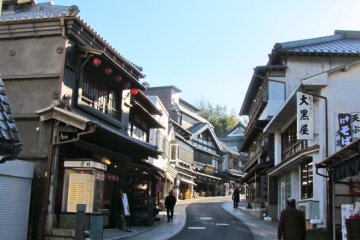 Narita Omotesando, dengan toko bergaya Edo di sepanjang jalan