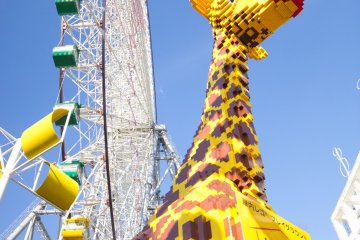 Une girafe en Lego à l'extérieur du musée Lego !