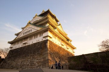 Le Château d'Osaka dans le soleil couchant