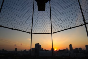 Depuis le sommet du Château d'Osaka, le coucher de soleil était magnifique