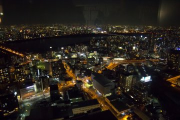 Un superbe paysage nocturne d'Osaka, depuis l'Umeda Sky Building