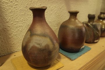 Bizen-yaki di salah satu dari banyak toko sekitar kota