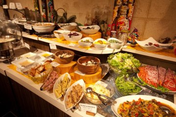 Que Bom salad bar