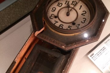Une horloge dont les aiguilles se sont arrêtées sur 11h02