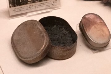 Le riz d'un bento carbonisé par les incidents ayant suivis les bombardements