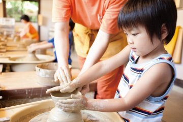 <p>ปั้นหม้อดินเผาด้วยมือ</p>