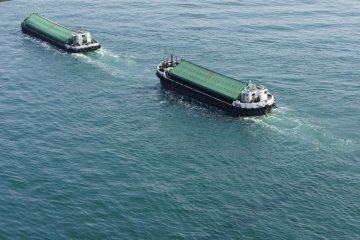 Ships passing by beneath the Akashi Kaikyo Bridge