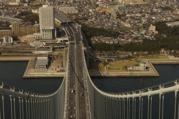 A zoom in view of the expressway from the top of the bridge