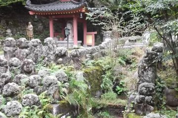 Otagi Nenbutsu-ji has an atmospheric setting