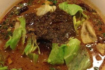Mie terpedas di menu bernama 'mala' membuat lidah Anda sedikit mati rasa. Tidak diperuntukkan bagi mereka yang tidak suka pedas.