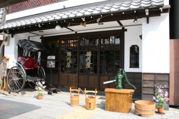 Jidaiya is just up the street leading to Kaminarimon in Asakusa