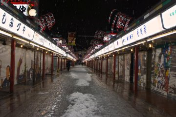 <p>At 6 p.m. the shopping street also decided to take a holiday</p>