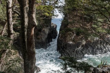 Kamiwarizaki  (神割崎)