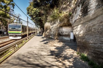  After leaving Kita-Kamakura Station, turn left(heading westward), where the first part of this hike runs parallel to the JR Yokosuka Line