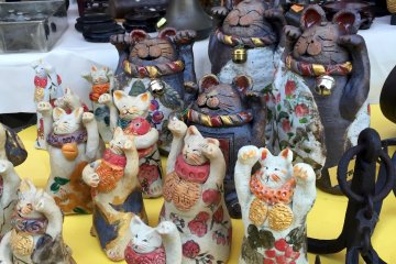 De nombreux maneki-neko, ou "chats qui saluent"