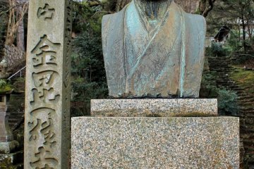 Bust of the haiku poet Tōyōjō Matsune