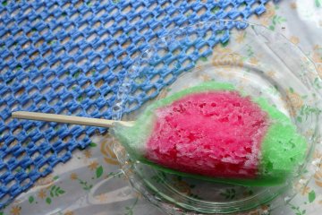 Es serut semangka ini adalah jajanan asli di Nakakori-ten