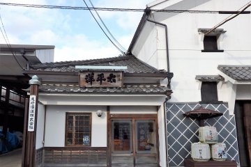 Sebotol sake dari Ozaki Shuzo menjadi cenderamata yang terkenal