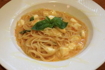 Mencoba pasta lezat dari menu di Ricotta yang bilingual