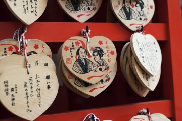 Here you can buy heart-shaped prayer plaques