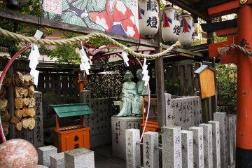 In April 2004, a bronze statue of Ohatsu and Tokubei was erected, thanks to donations and prayers
