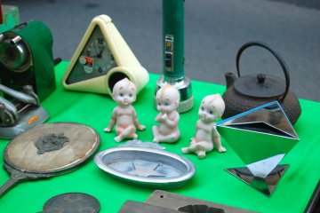 <p>Boneka yang antik, jam mod dan lainnya</p>
